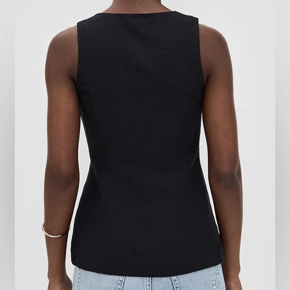 Elegant Black Sleeveless Top - Picture 2 of 4